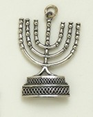 בתמונה המוצגת: תליון כסף חנוכיה בעיצוב האומן גרשי. יכול לשמש כמחזיק מפתחות, כתליון לשרשרת ועוד. מידות: 3*4 ס"מ.