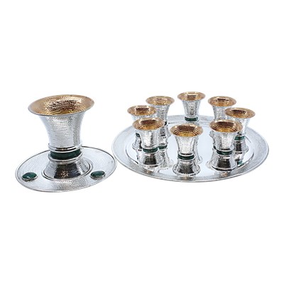 מזרקת קידוש מדהימה, מכסף סטרלינג, וכוסות קידוש משובצות אבני מלכיט, עשויה בעבודת יד על ידי פטיש, בעיצוב ציון חדד. מראה ייחודי של המעמד שמרים את כל החלק מעל השולחן והופך מתקן יין מסורתי ליצירת אמנות 675