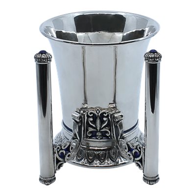 מעוצב באלגנטיות, כלי נטילת ידיים עשוי מכסף יצוק עם גימור אמייל. אחד מסוגו, הנטלה הזו מושלמת לכל ארוחת שבת אלגנטית או חג.6440
