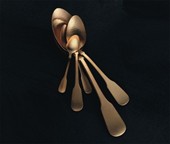 בתמונה המוצגת: סכו"ם כסף בציפוי זהב, PAMPALONI, דגם TROIA VERMEIL GOLD. סט סכו"ם מלאה של החברה הידועה.