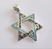 בתמונה המוצגת: תליון כסף בעיצוב ישראלי "אופיר"
