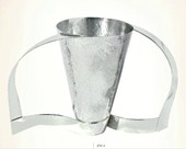 בתמונה המוצגת: נטלה מכסף טהור בעיצוב KUPIETZKY דגם conical. גובה 15.5 ס"מ, קוטר 14.5 ס"מ.