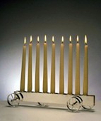 בתמונה המוצגת: חנוכיית כסף בעיצוב איטלקי PAMPALONI במידות: 42x9cm / H=7cm דגם Menorah Candelabra