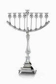 בתמונה המוצגת: חנוכיית כסף טהור מעוצבת מבית האחים חדד, דגם: 20553, גובה: 41 ס"מ, רוחב: 28 ס"מ