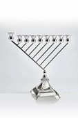 בתמונה המוצגת: חנוכיית כסף טהור מעוצבת מבית האחים חדד, דגם: 8119, גובה: 20 ס"מ