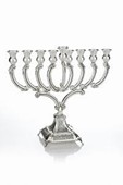 בתמונה המוצגת: חנוכיית כסף טהור מעוצבת מבית האחים חדד, דגם: 20546b, גובה: 23 ס"מ, רוחב: 26 ס"מ