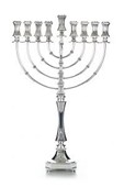בתמונה המוצגת: חנוכיית כסף טהור מעוצבת מבית האחים חדד, דגם: 20618, גובה: 62 ס"מ, רוחב: 40 ס"מ