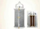 בתמונה המוצגת: ספר תורה עשוי אלומיניום, עץ ופוליקרבונט בעיצוב KUPIETZKY, דגם: sephardic, גובה: 120 ס"מ, קוטר: 42 ס"מ